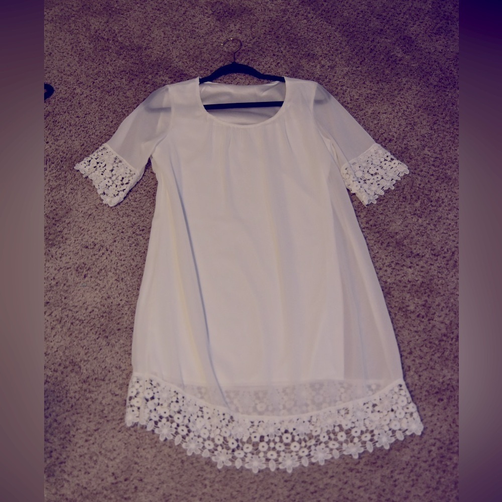White sheath dress with flower details. 100% clean no flaws size sm unbrandeded